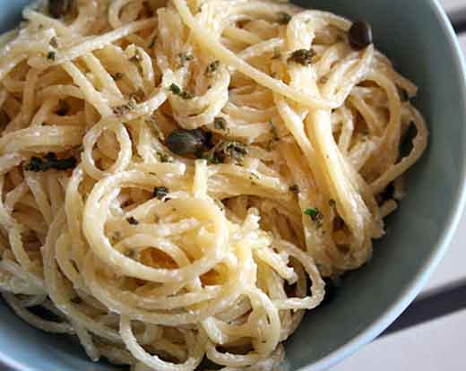 spaghetti-con-la-ricotta-e-erbe-aromatiche